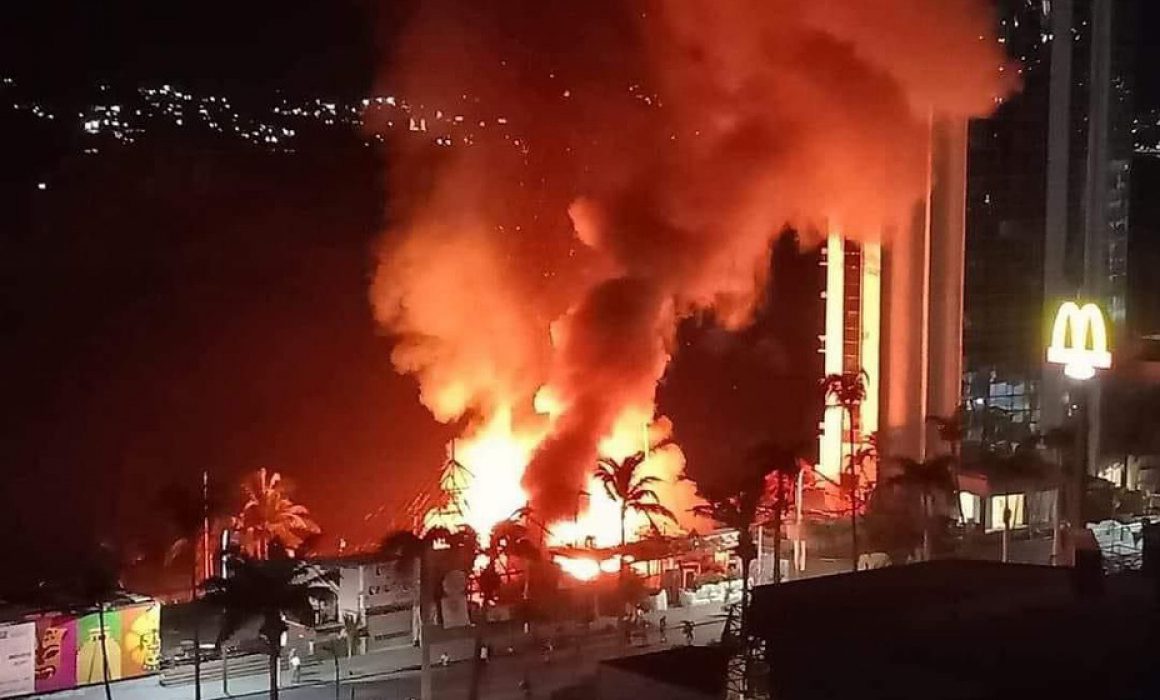 Incontrolable la ola de violencia en Acapulco: Incendian restaurante Tío Alex y Bambú, acusan que se trata de “cobro de piso”.